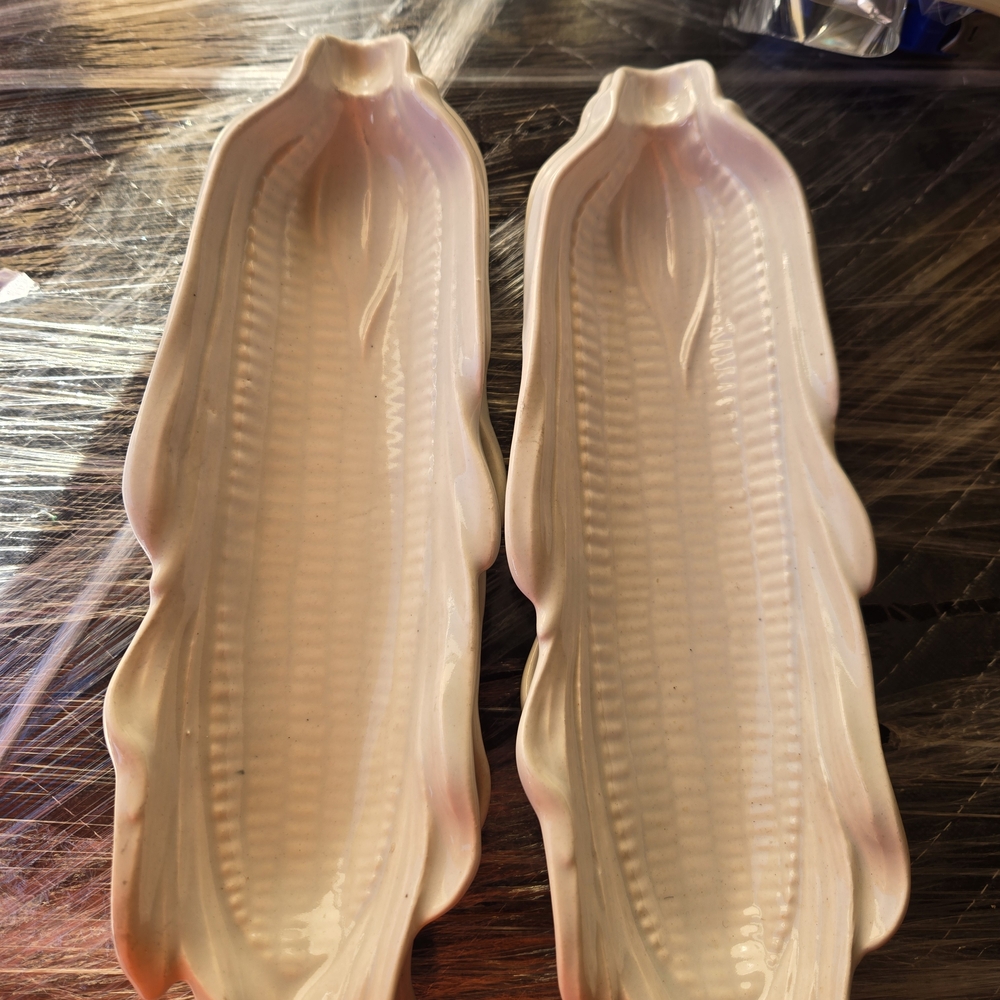 Set Of 4 White Corn-Shaped Ceramic Dishes